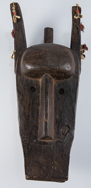 Маска тайного общества Коре - гиена Коре дуга.1970-е годы. Дерево, тонировка, ракушки каури.