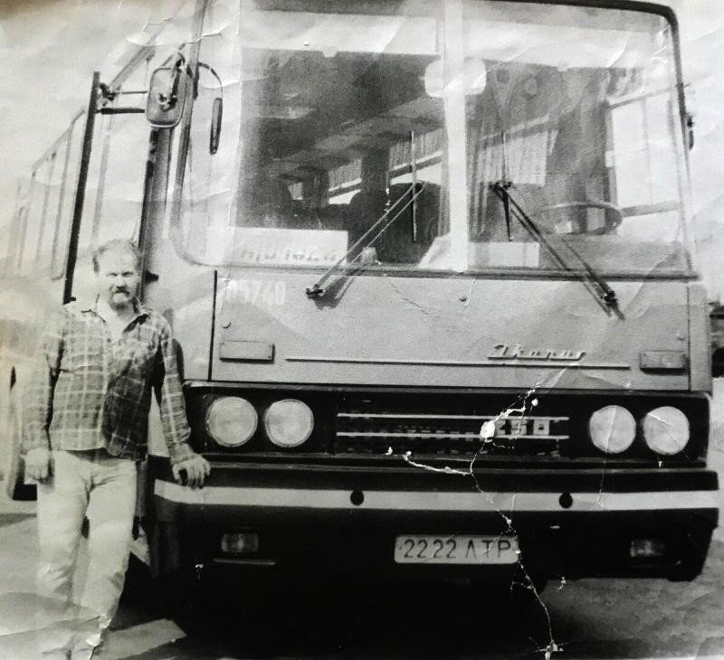  Реальный водитель Янис Фибигс рядом со злополучным "Икарусом"