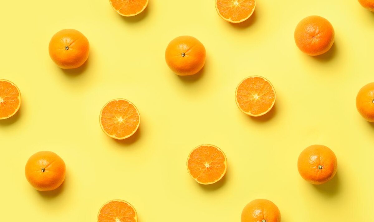 Много оранжевых апельсинов