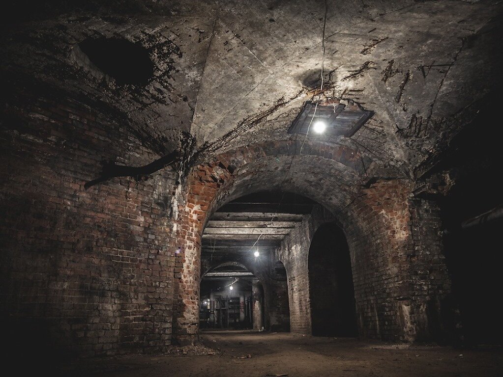 Река неглинная в москве под землей. Подземный город. Подземное место снять. Музей бункер 703 в москве. Подземные ходы кремля в москве.