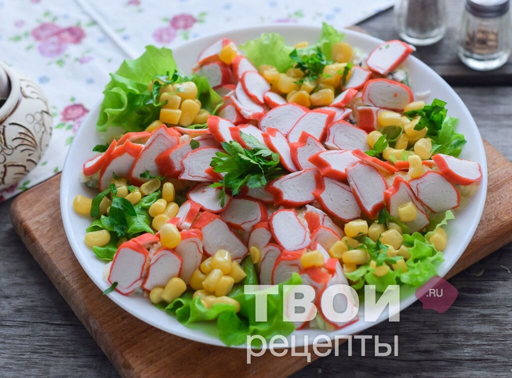 Вариантов приготовления салатов существует столько, что сосчитать практически невозможно. Салаты готовить можно каждый день – простые овощные, мясные, рыбные. Сейчас в супермаркетах можно купить различные специи, зелень, пряности, масла. Благодаря этому заправки для салатов можно делать необычными – яркими, пикантными. Сегодня приготовим «морскую звезду» - салат, который можно интерпретировать под себя. Основа салата – сытный набор овощей и сыра, а вот украшать салат и задавать основной вкус можно любыми рыбными продуктами – крабовые палочки, семга, мясо краба, икра, маринованные кальмары. Такой вариант салата можно подавать и к праздничному столу, и повседневному. 