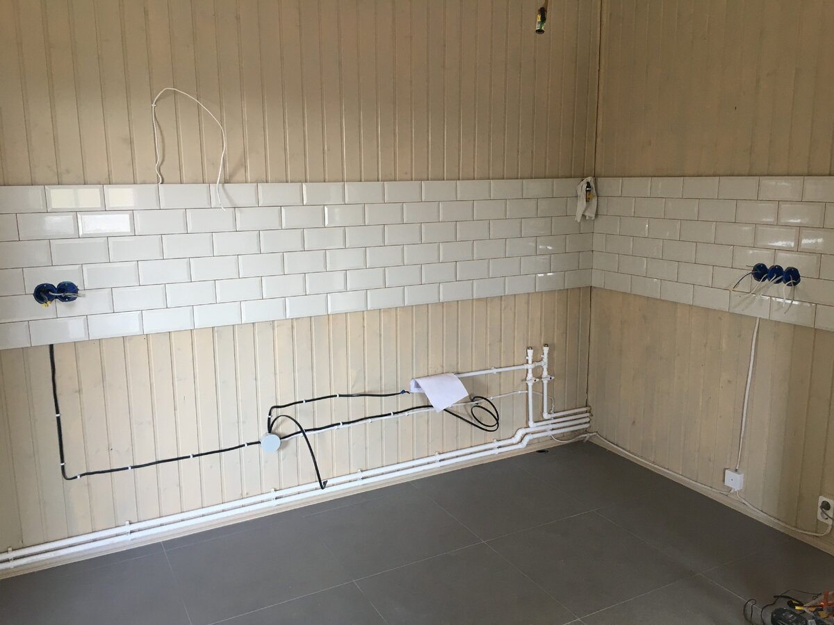 Фартук на кухне в деревянном доме