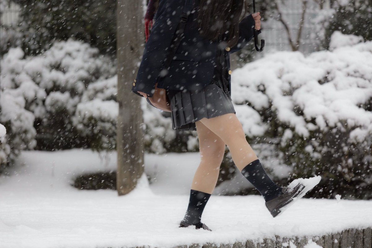 Японские школьницы ходят с голыми ногами даже зимой! У них колготок что ли  нет? Объясняю в чем секрет. | Вера Голубенко | Дзен