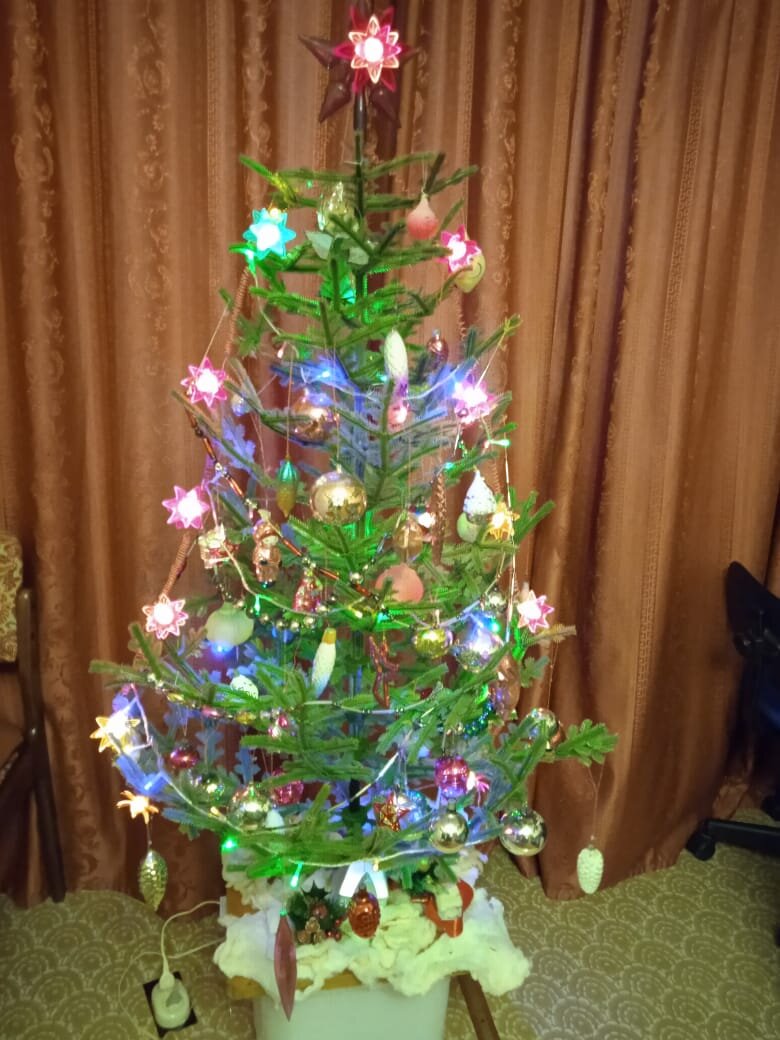 На этой ёлке - многие из тех игрушек, которые помню с детства... И гирлянда тоже