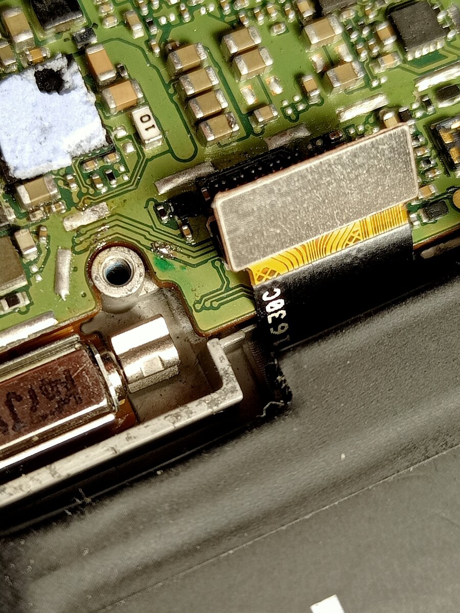 поподробнее места куда паялись ранее провода. все три линии A,K2,K1 снизу вверх. А это плюс, К это минус. На корпус минус вешать не надо, так работать не будет.