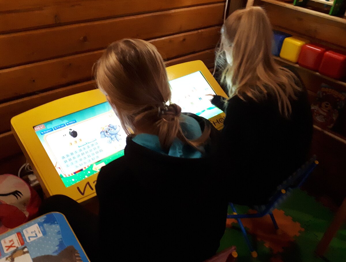 "Взрослые" подростки в ожидании ужина в ресторане быстро нашли детскую комнату и  давай играть :) Этому фото чуть больше года :)