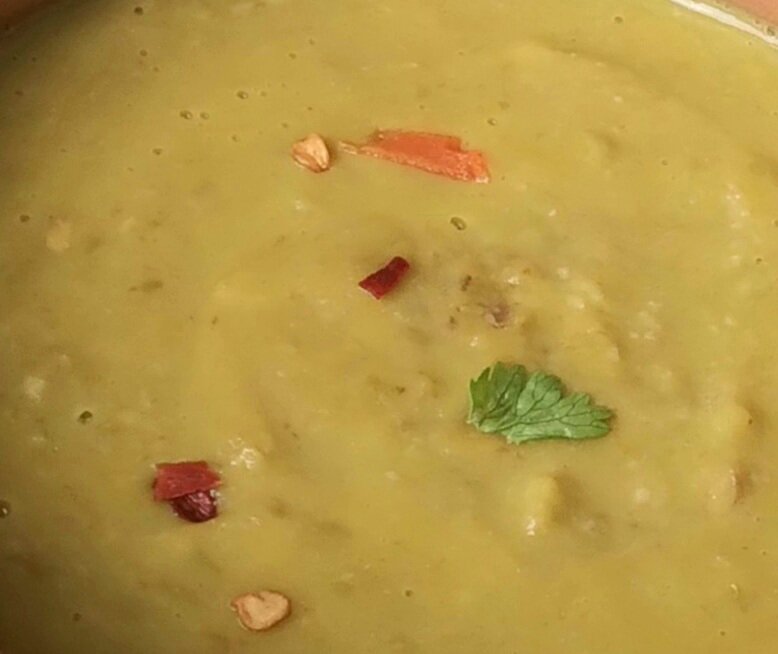 Сладость консервированного зелёного горошка оттеняется остротой перца чили (молотый).