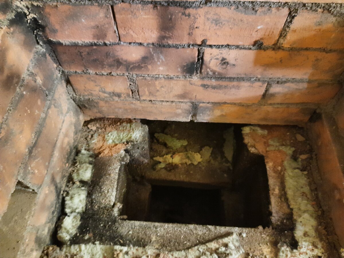 Поднял плиту с банной печи.