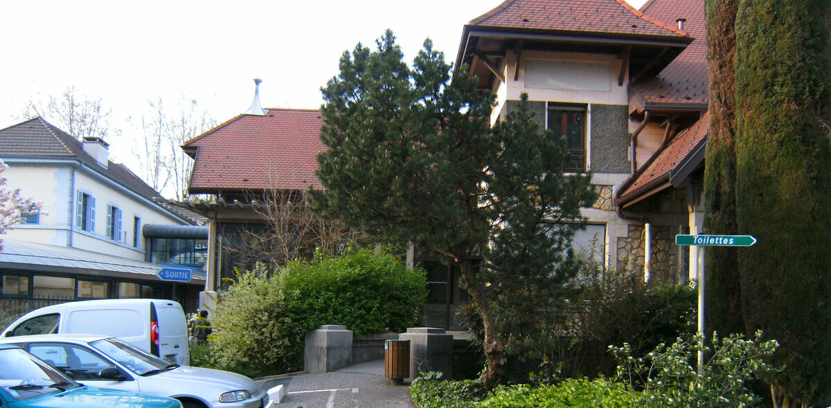 При покупке облигаций главное внимательно прочесть все условия и ничего не перепутать (см. таблички на фото: туалет направо, сортир налево). Фото автора.