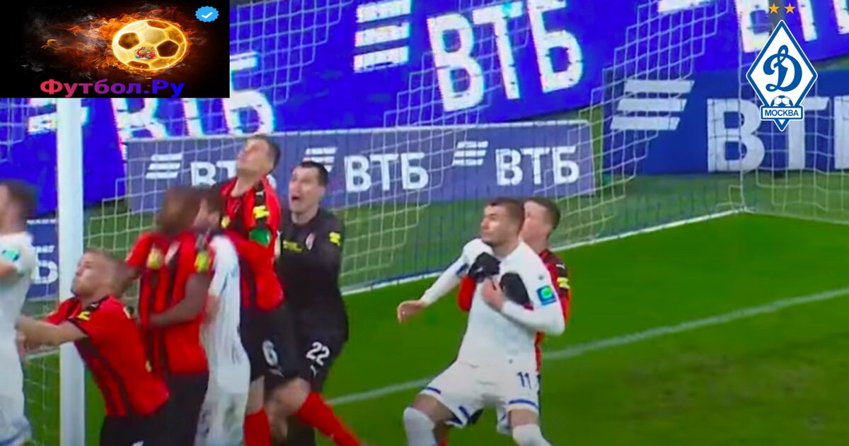 Химчанин держит обеими руками Комличенко, затем Николай окажется на газоне. Скрин из трансляции матча "Динамо"-"Химки" на телеканале "Матч Премьер"