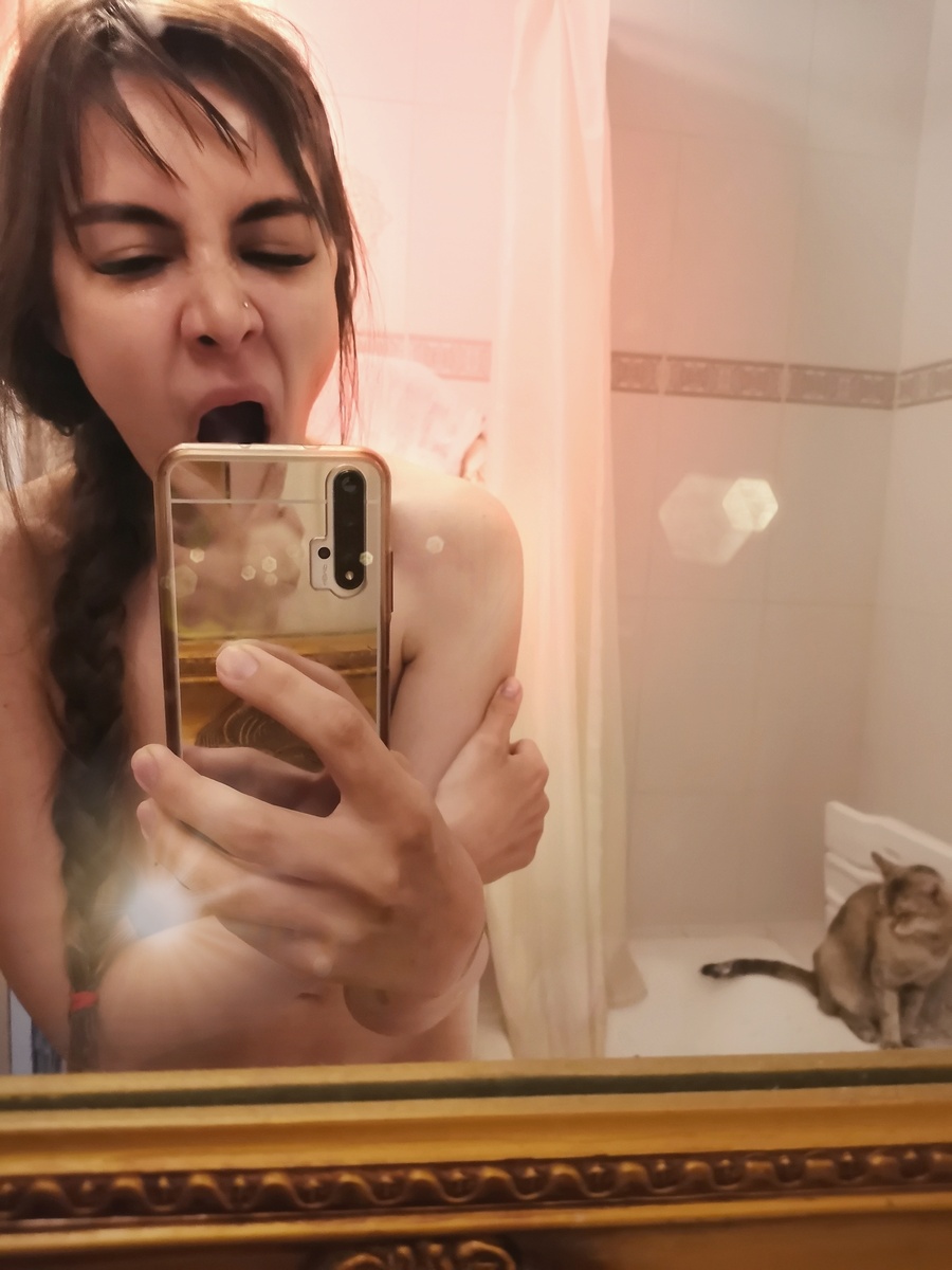 Нормальное такое фото с бровями)) 