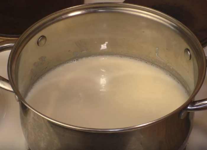 Прокисшее молоко необходимо поставить на небольшой огонь / Фото: joinfo.ua
