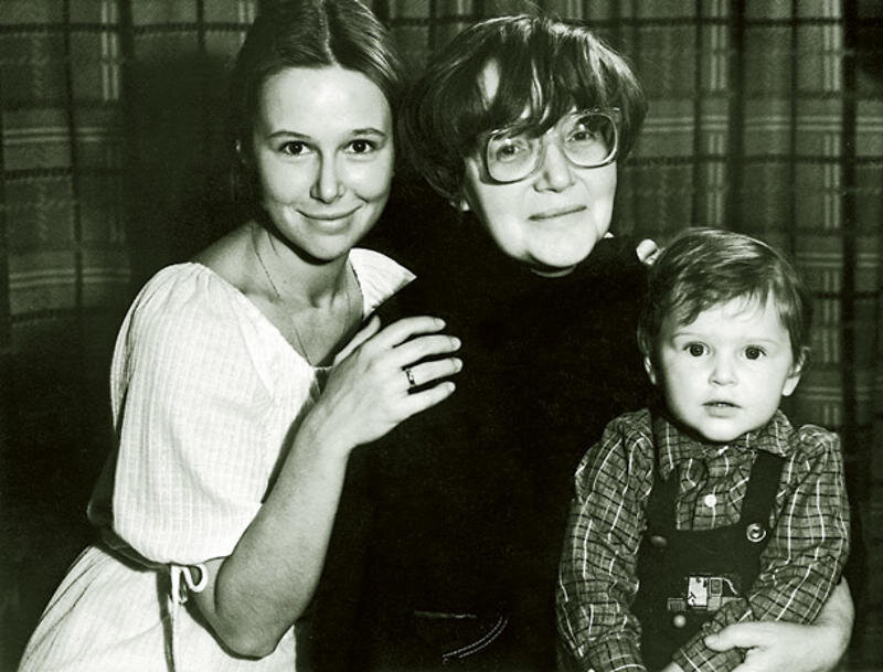 Зоя с мамой и бабушкой, которая занималась её воспитанием.  