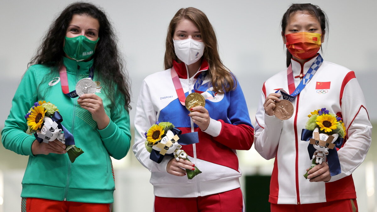 Призёры соревнований в стрельбе. Виталина Бацарашкина с золотой медалью в центре