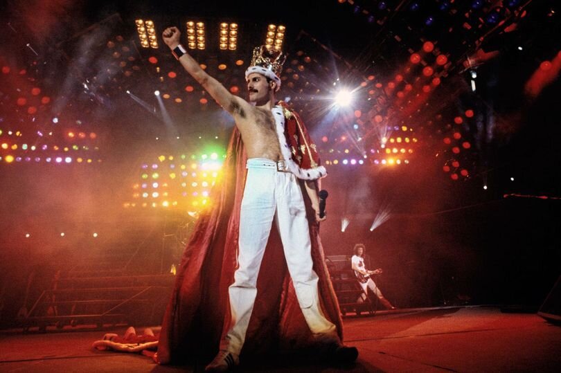 Freddie Mercury и Queen на сцене во время выступления в рамках Kind Of Magic Tour (1986).