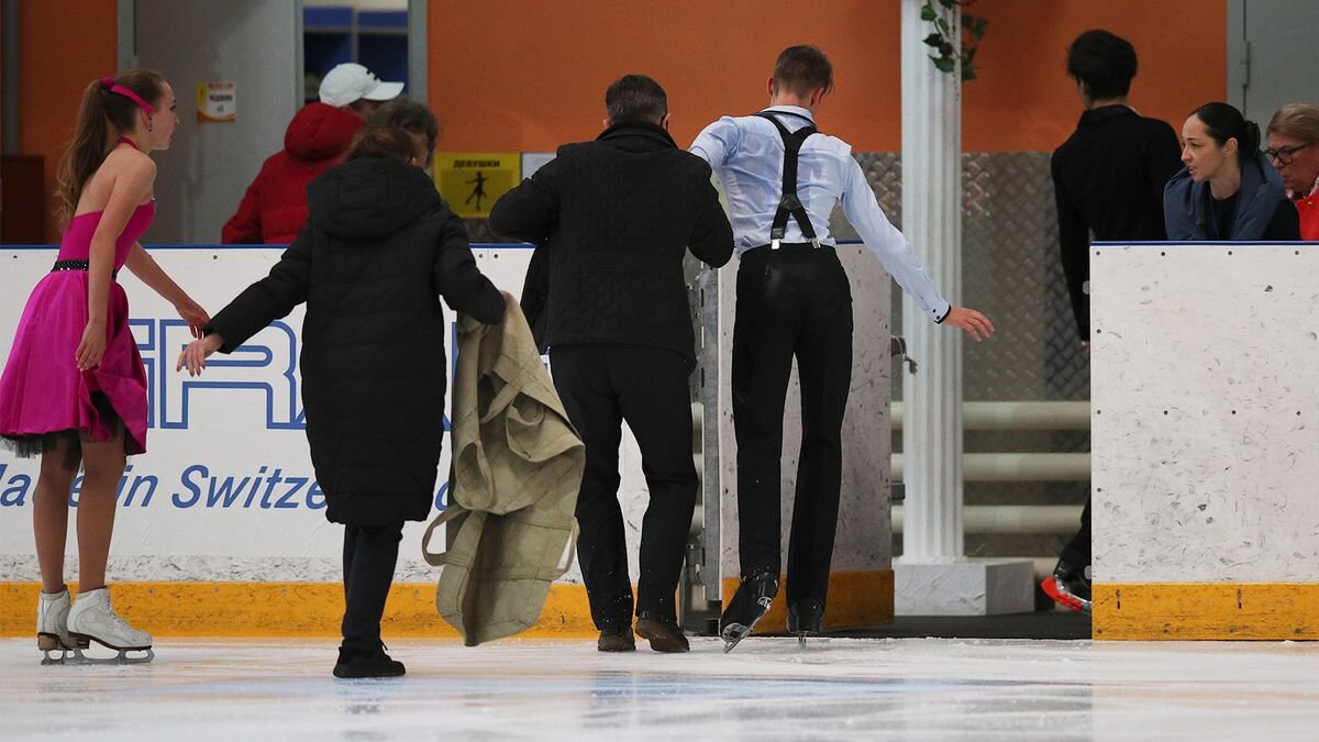 Сызрань, Ученики Анжелики Крыловой Анастасия Федорова и Максим Серов не смогли закончить прокат. Максим не удержал равновесие и упал вместе с партнершей, ударившись головой и поясницей об лед. Сентябрь 2020. https://cdn25.img.ria.ru/images/07e4/09/12/1577449997_0:0:1200:675_1600x0_80_0_0_44c3cbec4522a1872bb2f28ae5fee0f5.jpg