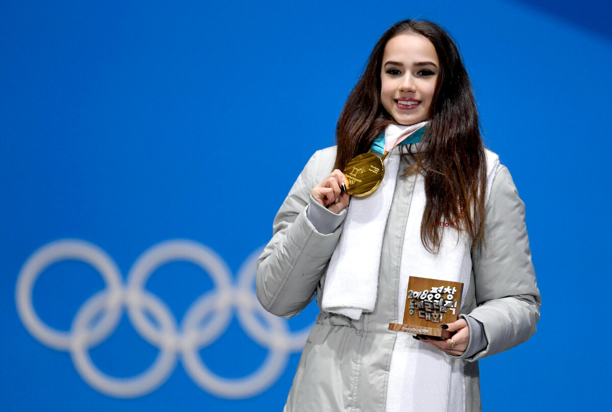 Алина Загитова на Олимпийском пьедестале 2018. Фото из открытых источников