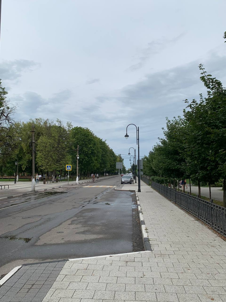 Красивая и аккуратная улочка: из проблем тут только крашеные бордюры и заборы