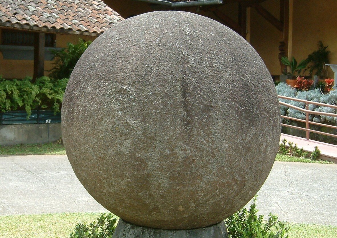 Такой вот идеальный каменный шар нашли в Коста-Рике