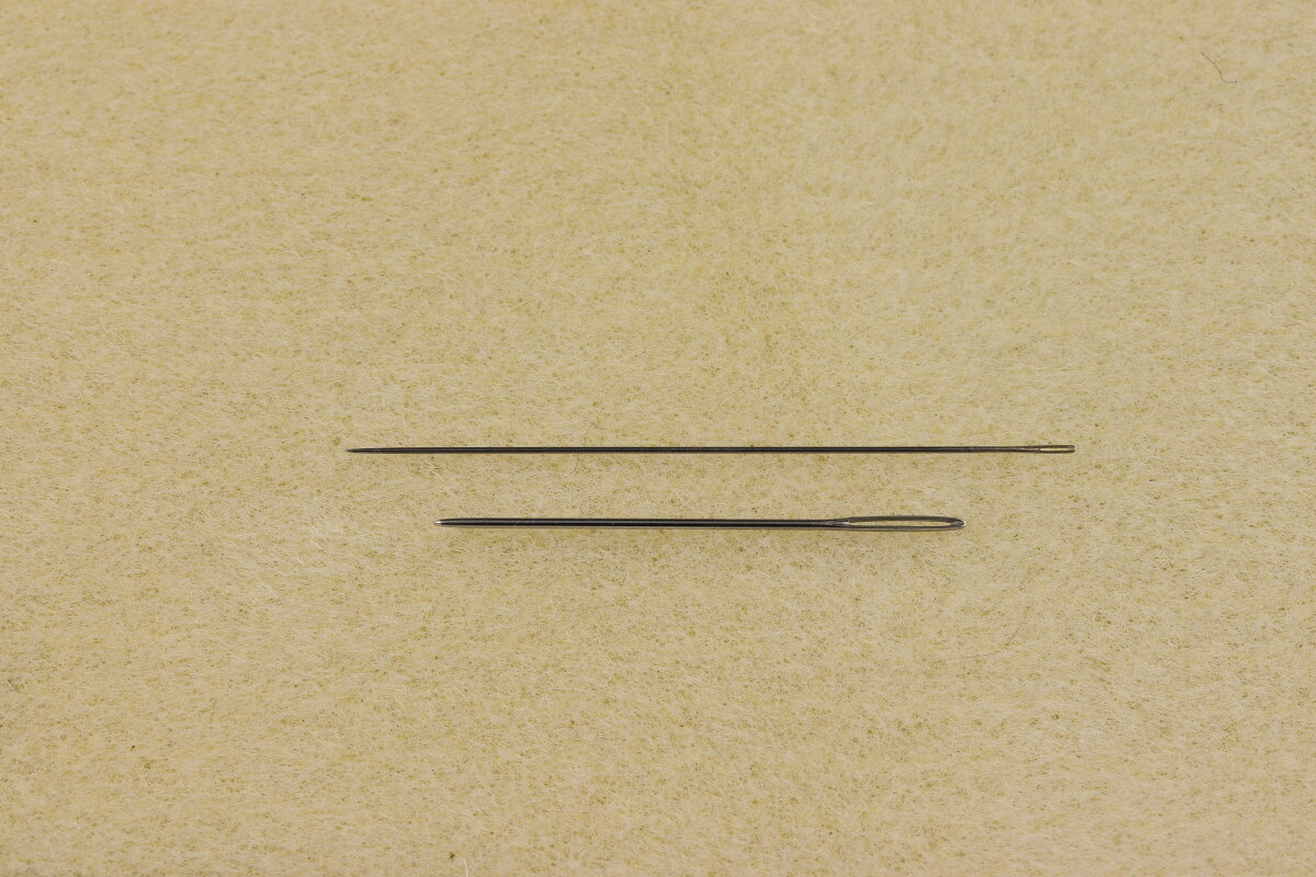 Вверху бисерная игла, внизу швейная