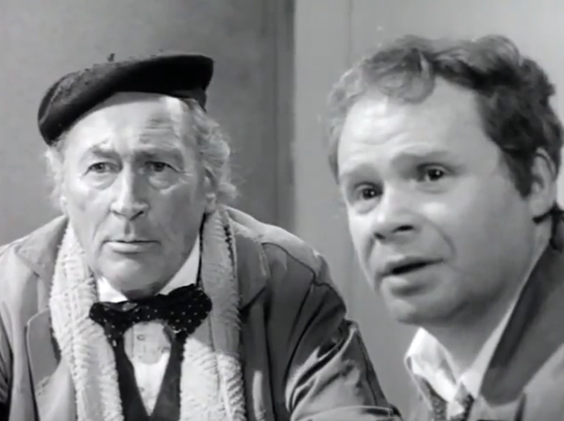 Паниковский (роль исполняет Ласло Банхиди). Кадр из фильма "Золотой телёнок", 1973 год, реж. Миклош Синетар