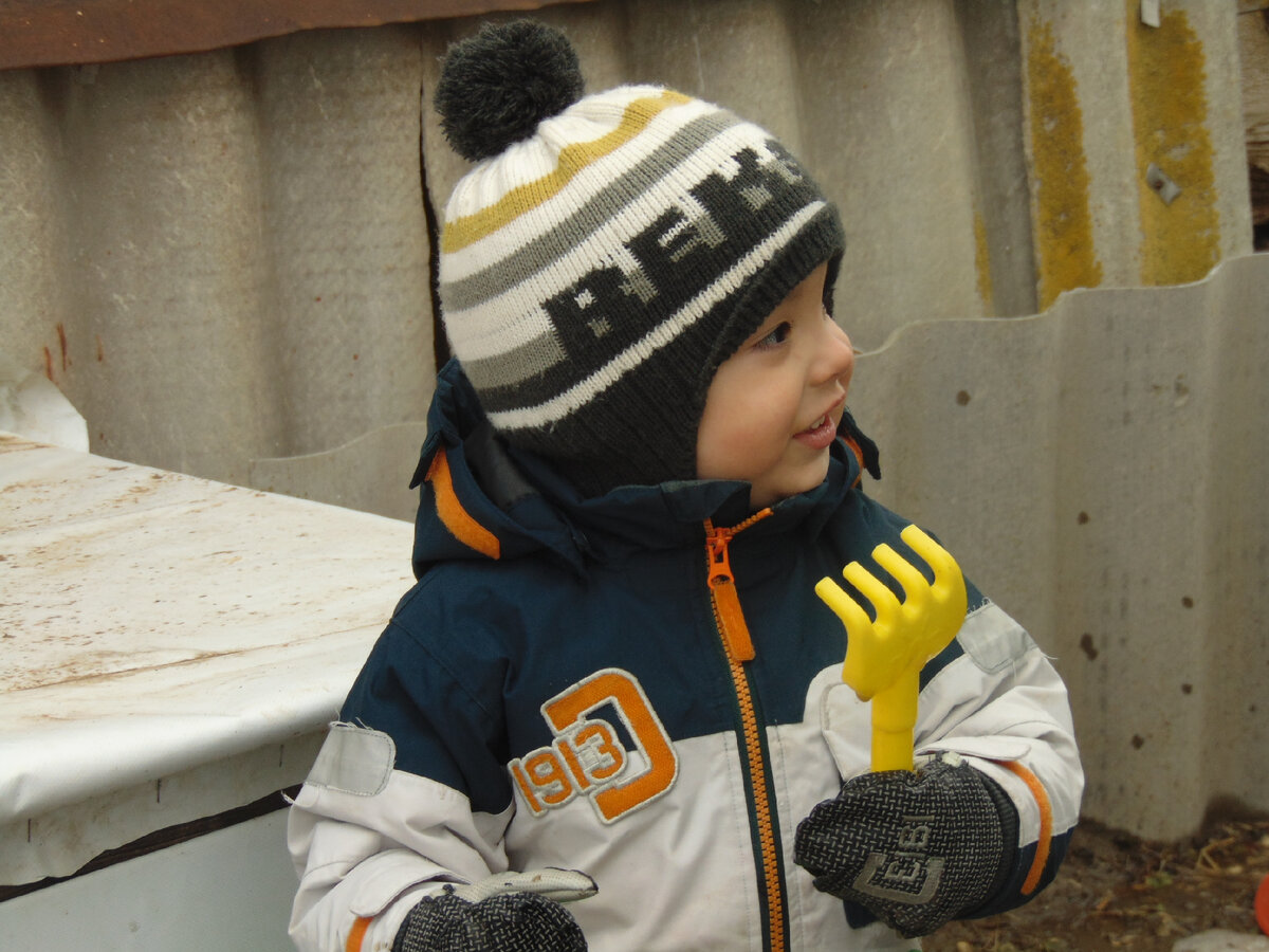 Завидев Коробка, Фома попытался было драпануть, но был решительно остановлен ласковой отцовской рукой и направлен на путь истинный - к дому. 