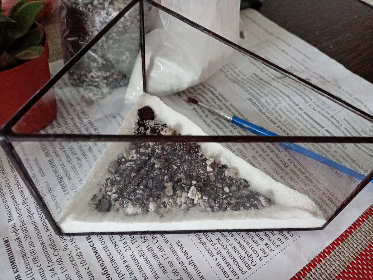 Так как форма маленькая, после слоя песка сразу же начала укладку грунта (без керамзита и угля)➡️➡️➡️