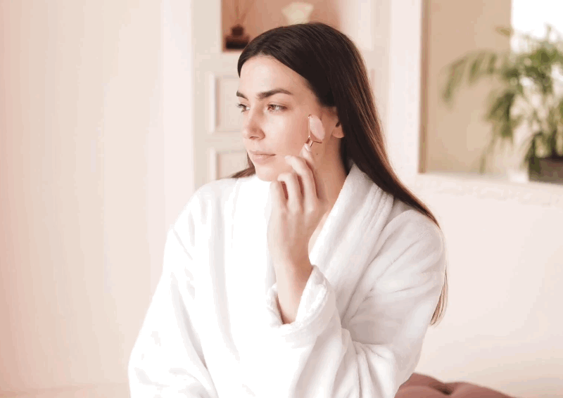 Легкий самомассаж очищенной и увлажненной кожи улучшит микроциркуляцию, вернет тонус и подтянет овал лица