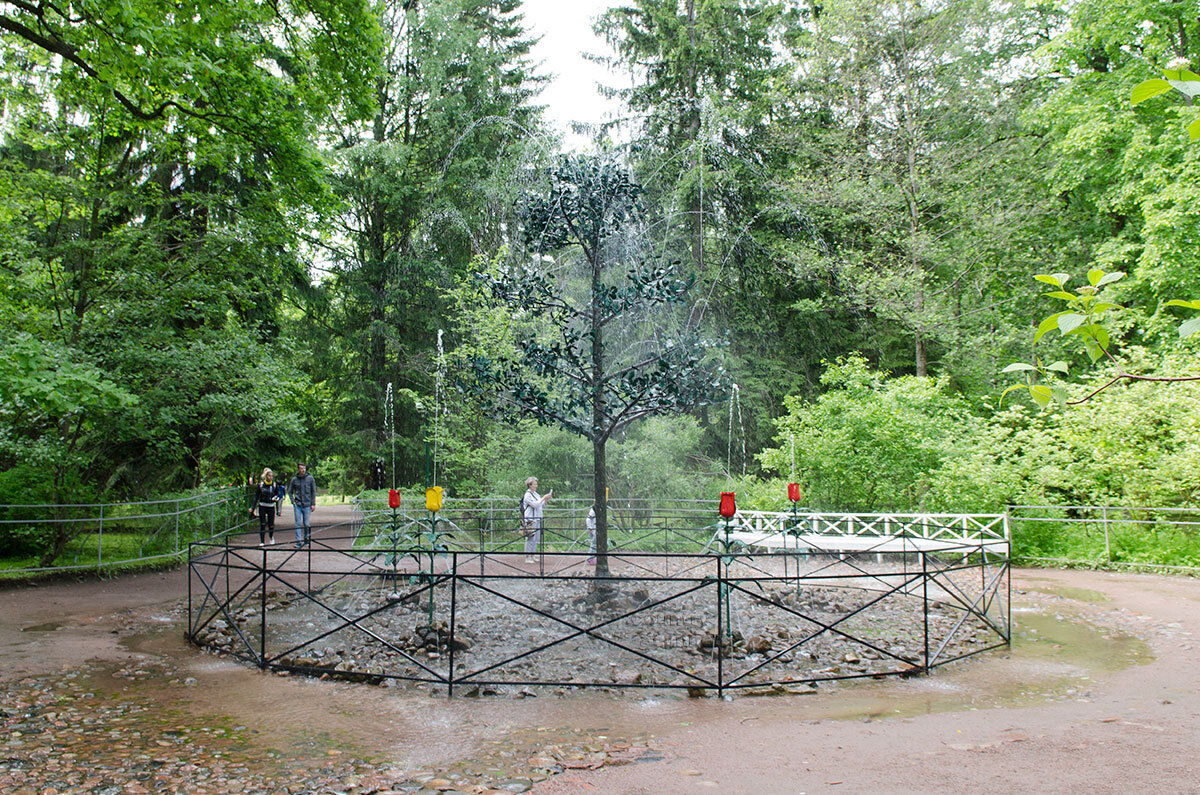 Фонтан "Дубок", погода, как видно тут не такая уж тёплая, если почти никого нет, с яндекс-картинок