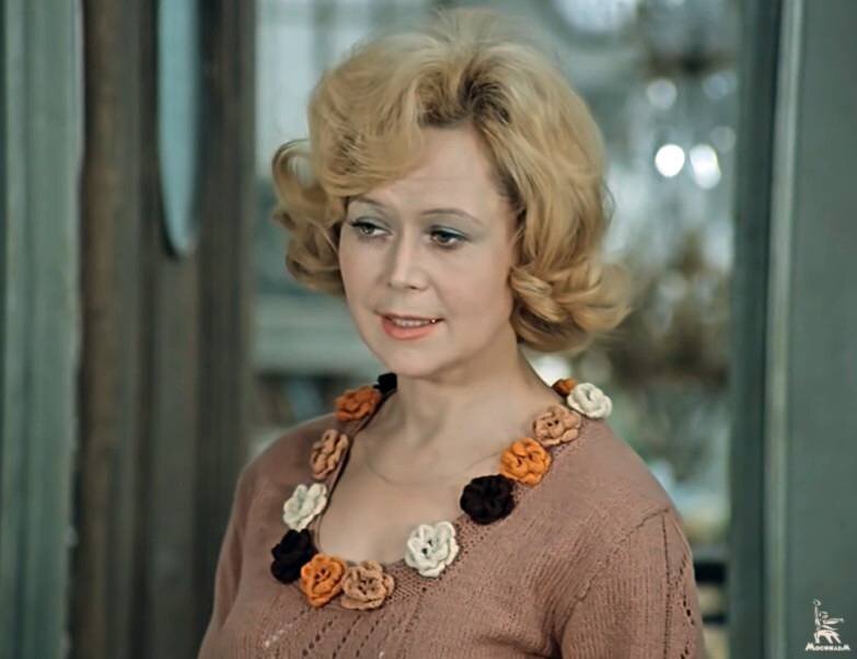 кадр из фильма "Служебный роман"