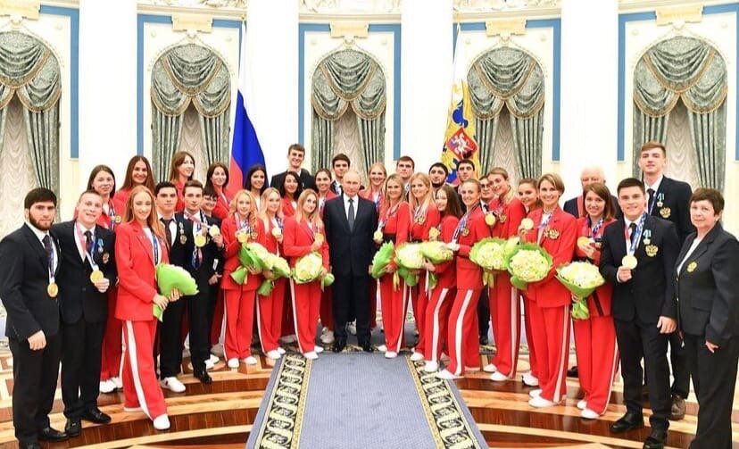 Олимпийские чемпионы на награждении в Кремле.