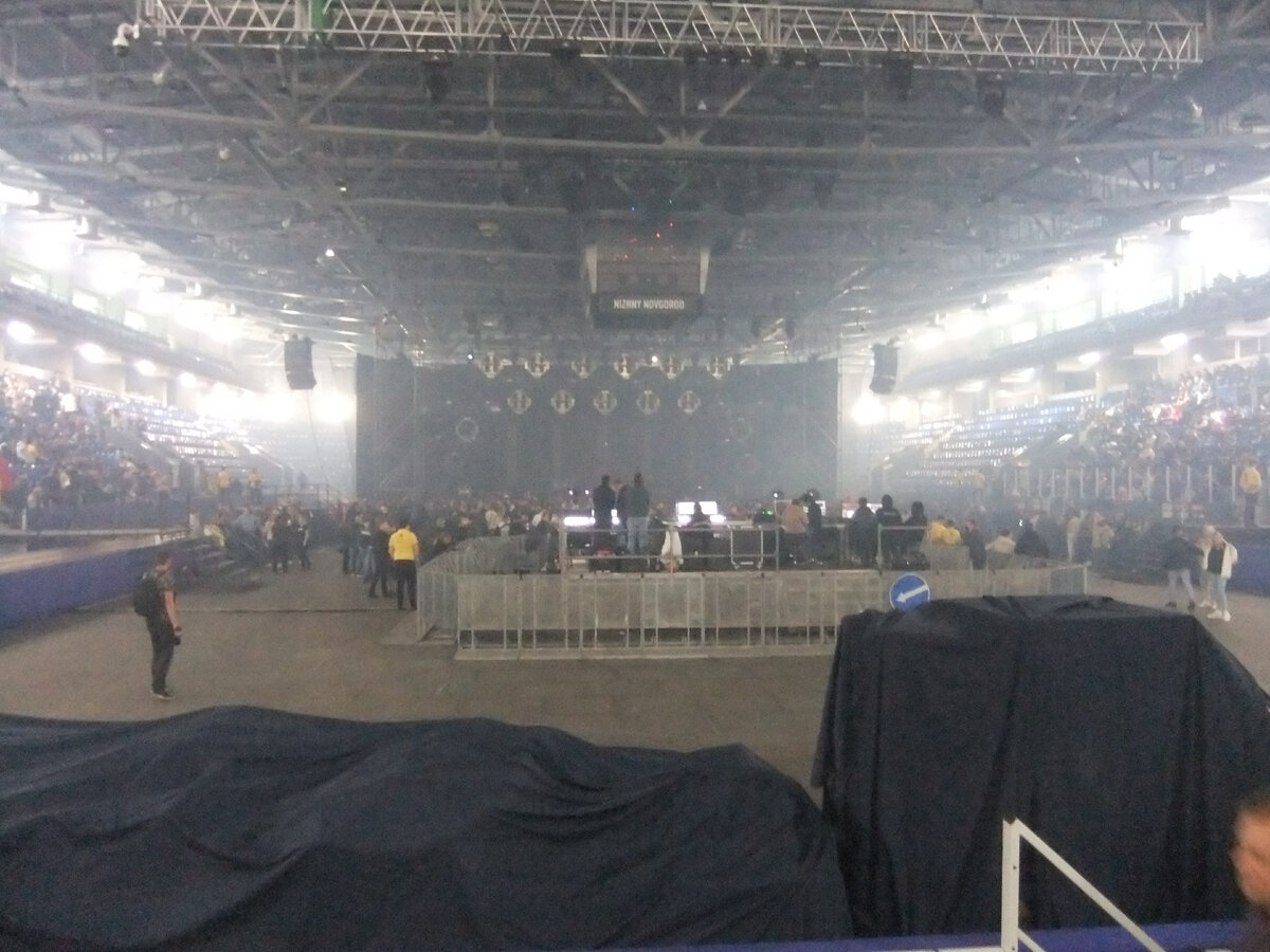 Домашняя арена хоккейного нижегородского Торпедо превратилась в рок-дворец (фото автора статьи)