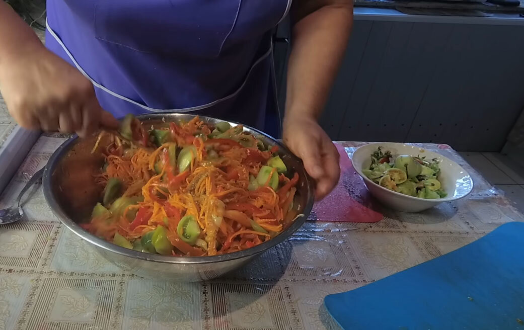 Перемешивание овощей для салата