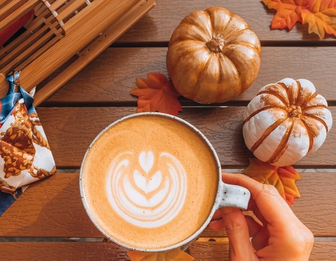 Тыквенный латте. Тыквенно пряный латте. Кофе Pumpkin Spice. Кофе тыквенный латте. Кофе пряная тыква.