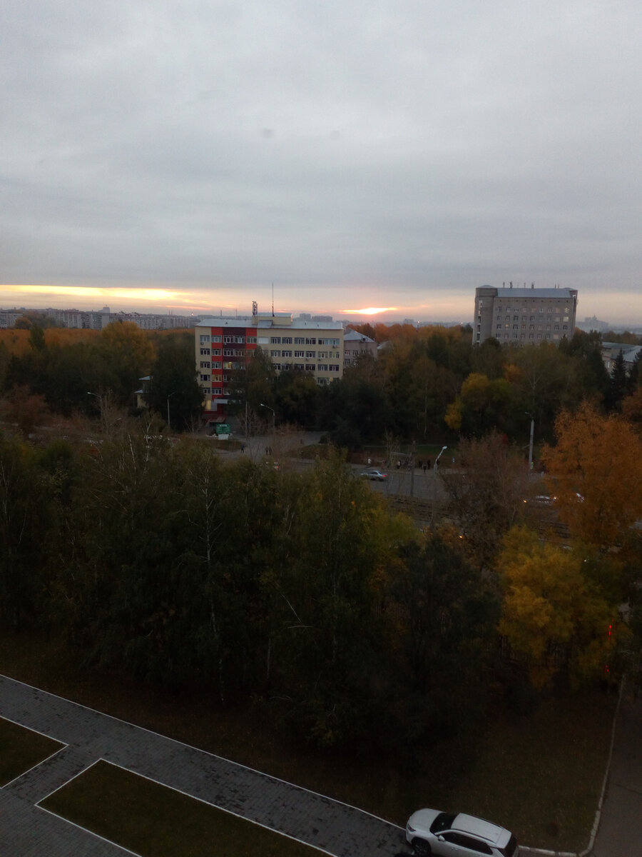 Такие закаты в сторону аэропорта наблюдали с соседками по палате из окна коридора.Мы попали во время похолодания и все ждали тепла в батареях 21 сентября. И его дали. Стало жарко и душно, т.е. - проблемы...