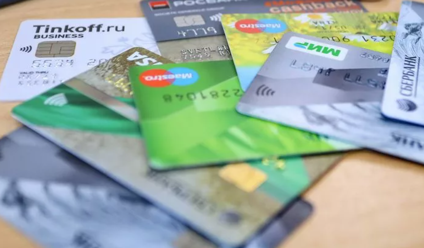 Множество банковских карт делают нас желанной целью различных злоумышленников. Фото из открытых источников.