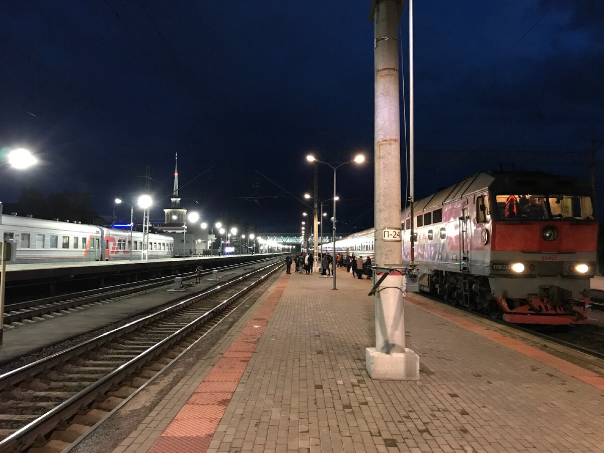 Вокзал Петрозаводск. По правую руку тепловоз ТЭП70 с вагонами на Костомукшу.