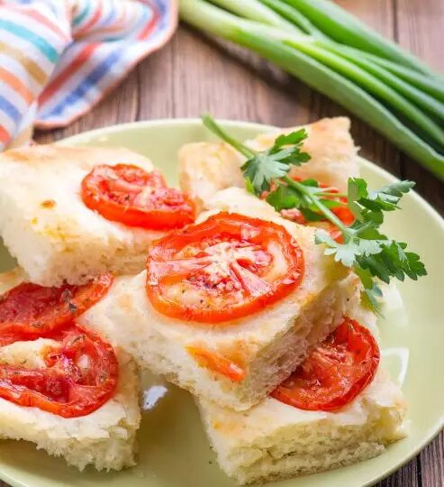 Фото: фокачча с помидорами.