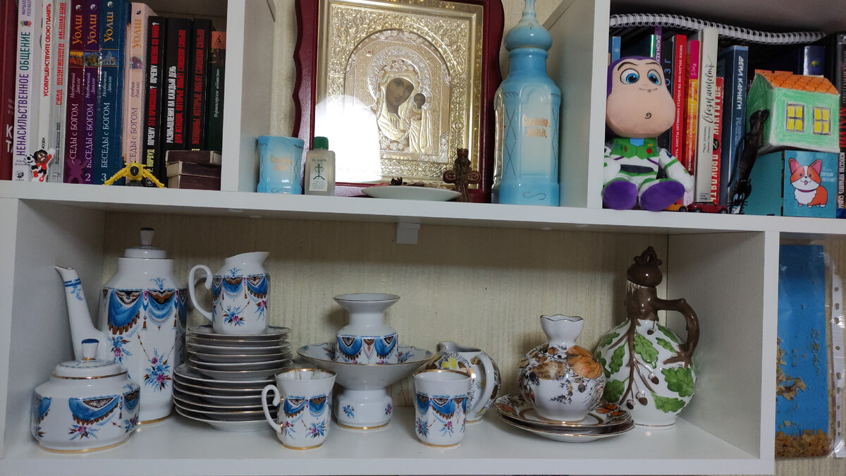 Это моя полочка с ЛФЗ. Театр не влез полностью ☺