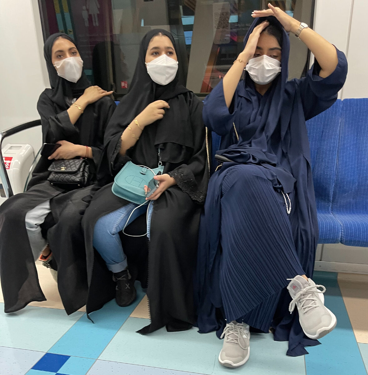 Паранджа Дубай. Как одеваются арабские женщины. Пластика арабские женщины. Одетая девушка паранже.