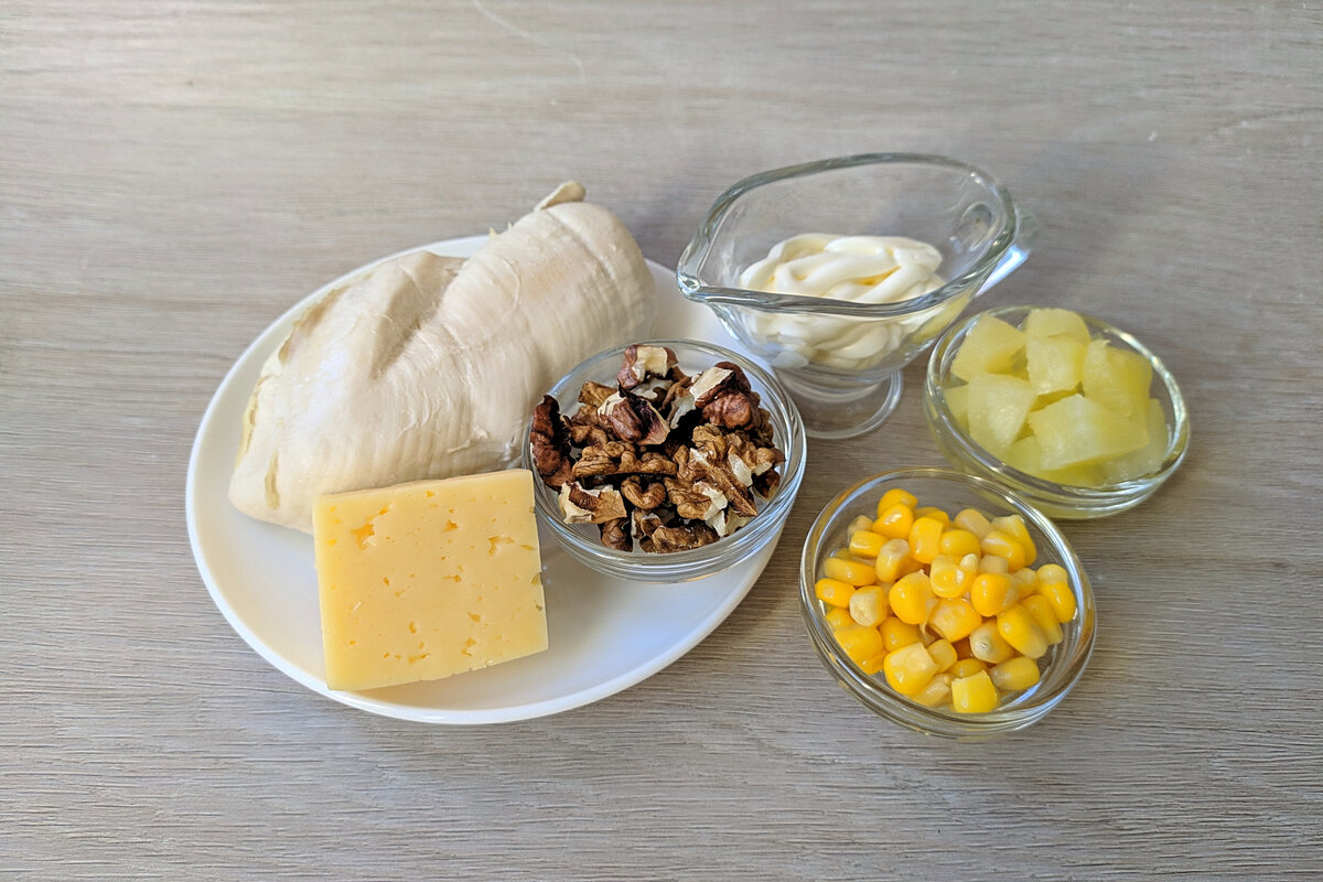 Ингредиенты для приготовления салата с ананасом и курицей