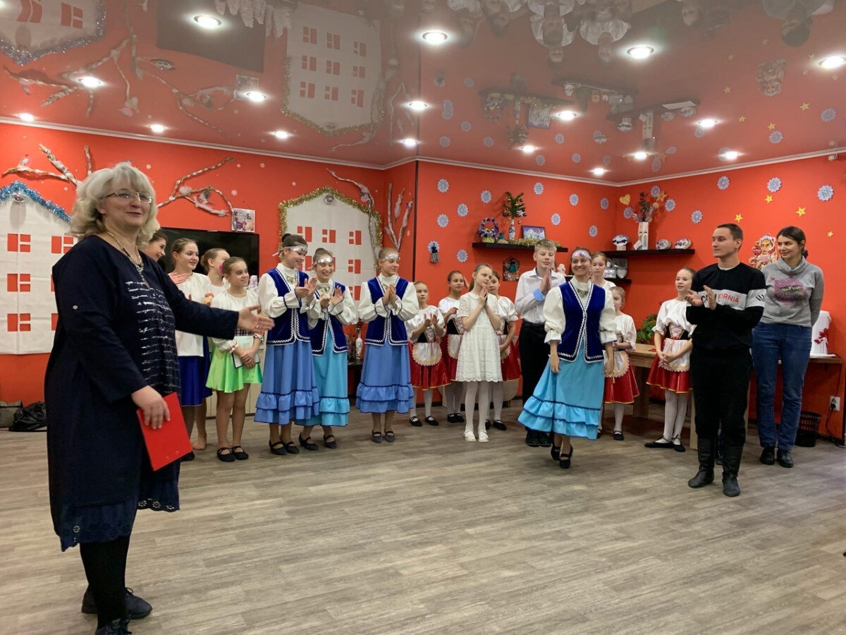 Иду мурманск. Детская школа искусств Апатиты. Преподаватели тувинской школы искусств. ДШИ Саянск новый год. Учителя 6 школы города.