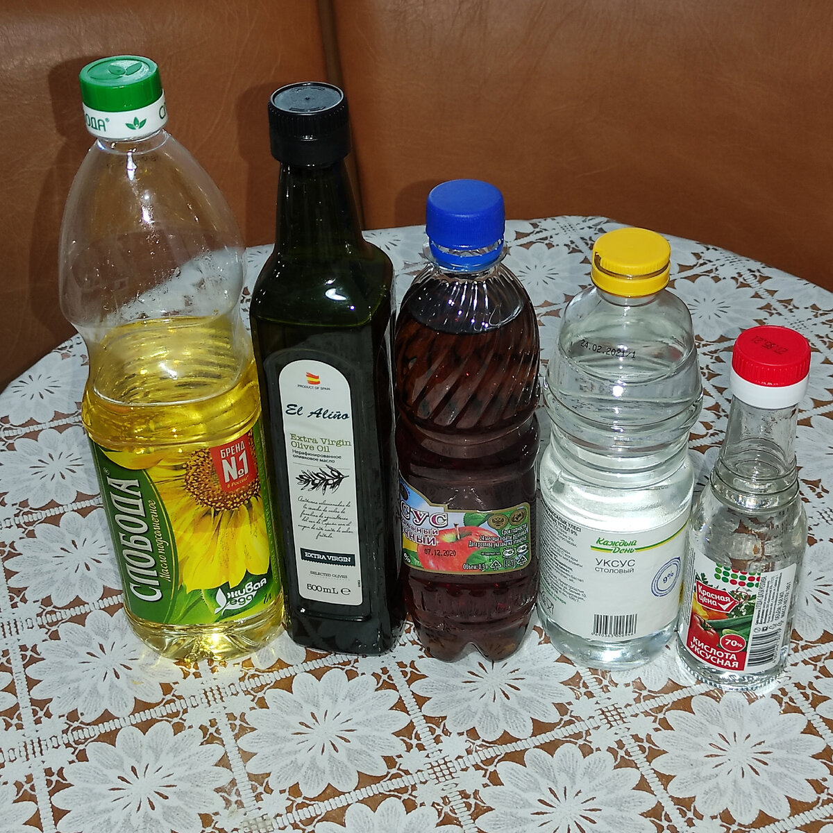 Масло оливковое для салатов недавно купила, растительного хватит. Уксус мы вообще почти не используем в приготовлении, остались с летних заготовок.