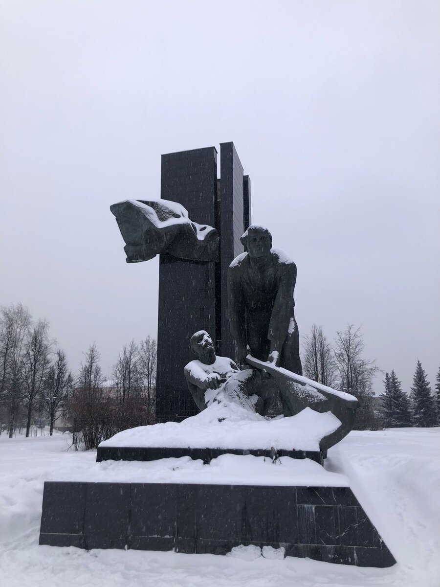 Памятник в честь Первой Русской революции 1905 г. на площади Революции - древнейшим центром города. 