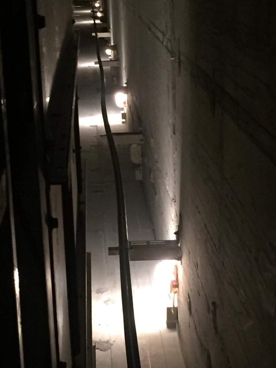 Фотографии из личного архива. Новый дом, фото сделано через пол года, после монтажа лифта. (лифт стоял без работы)