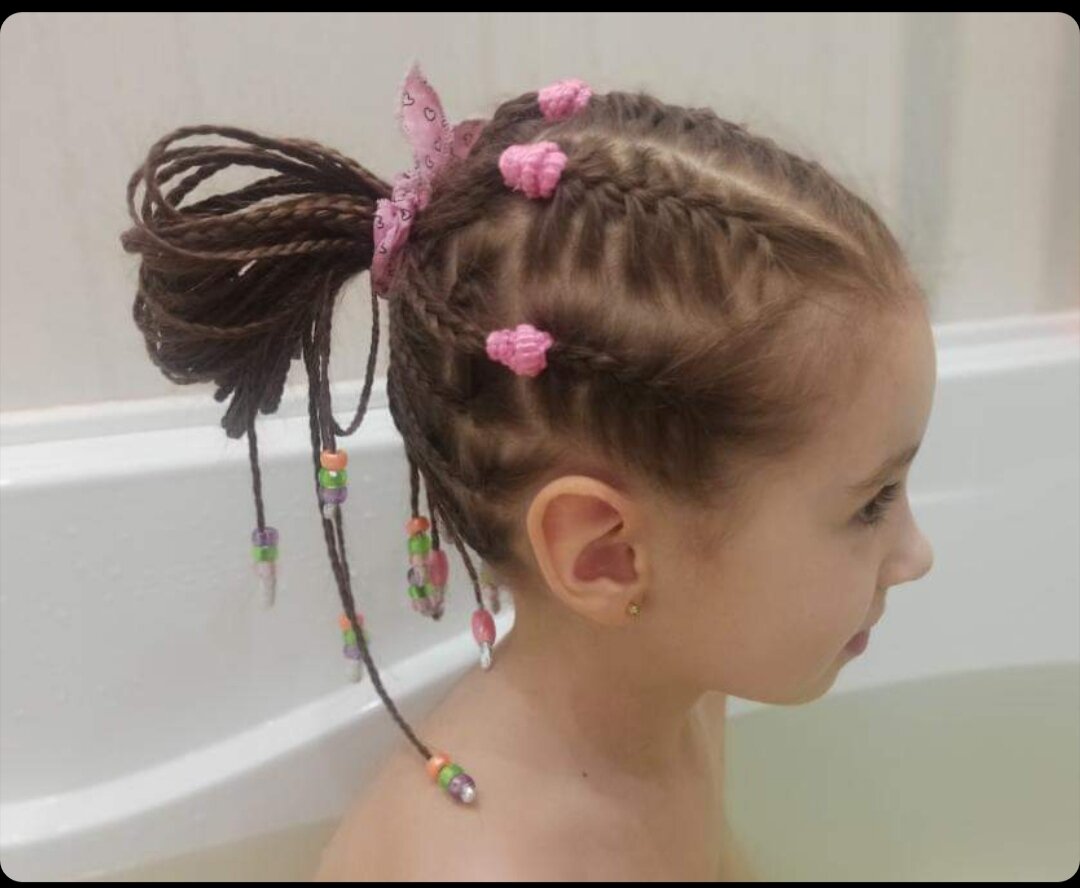 Вот например наш вариант. Тут хорошо видно и украшения бусинки и первая часть головы разделенная на большие части. У кого много времени есть, то эти части можно разделять сразу на маленькие и плести до конца не делая хвостиков.