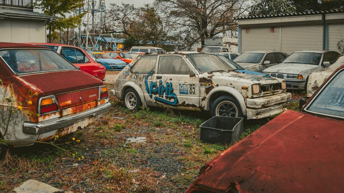 На японском «автокладбище» Kyusha Cemetery хранится 200 уникальных машин |  AutoHS - история автомобилей | Дзен