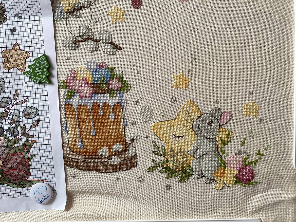 Что делает зайка? Смотрит голодными глазами за кулич?