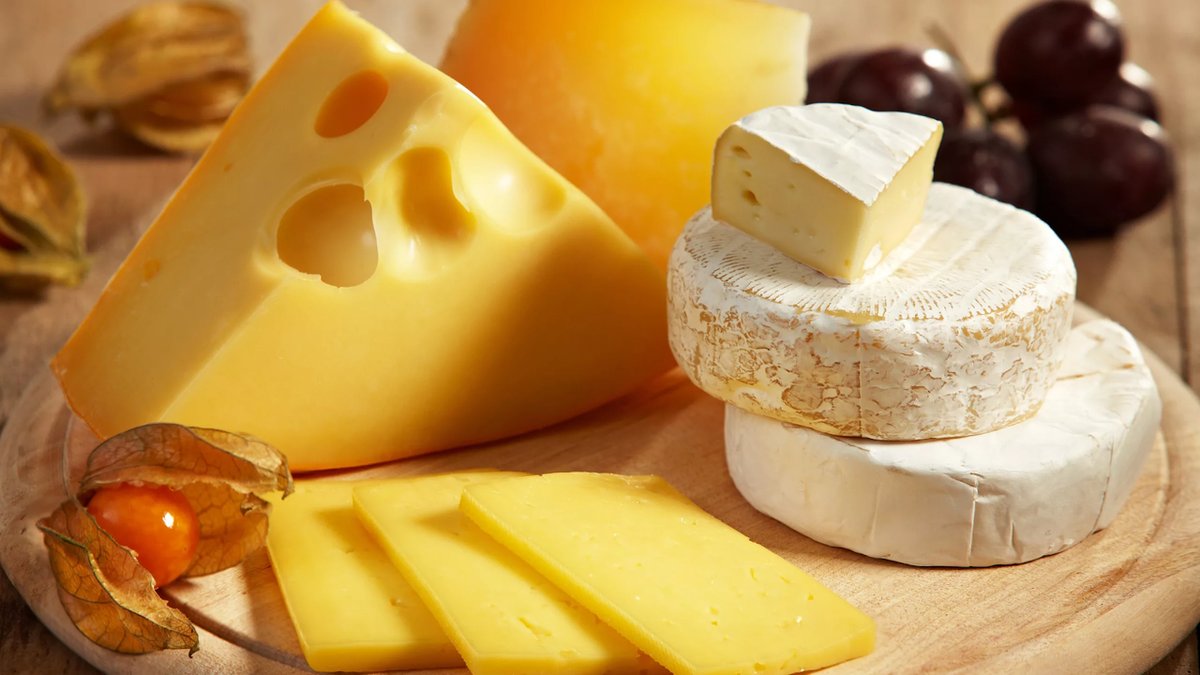 Сыр - это излюбленный многими молочный продукт. Он бывает твердым, мягким, с пряностями и различными добавками. На полках магазинов можно встретить сыры на любой вкус и различной ценовой категории.-2