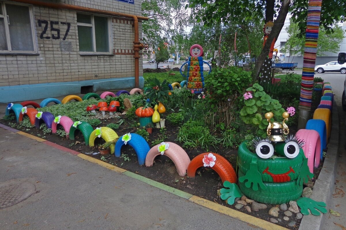 Украшение двора